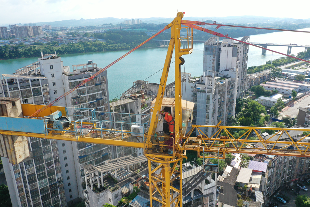 塔吊工被马蜂蜇伤失去意识，被困66米平台-塔吊上有鸟窝是好事还是坏事