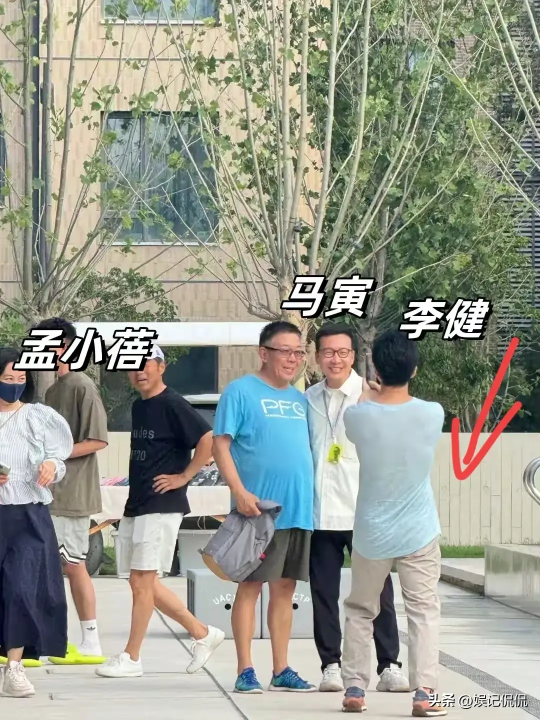 49岁李健带老婆北戴河看房，均价高达2.5w，本人个子很矮衣服包浆-李健 健身带