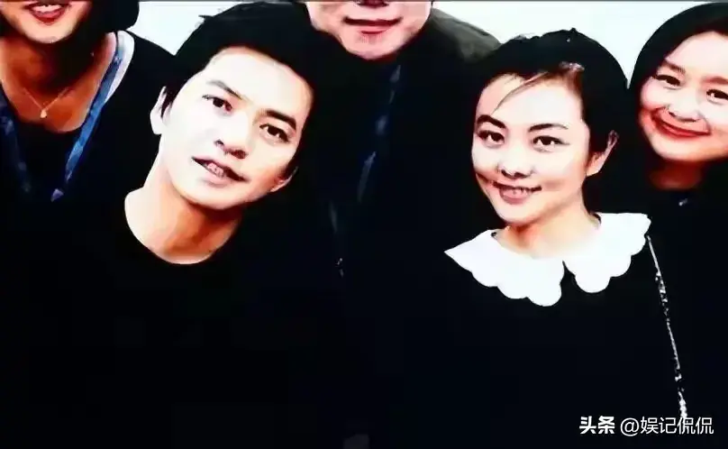 49岁李健带老婆北戴河看房，均价高达2.5w，本人个子很矮衣服包浆-李健 健身带