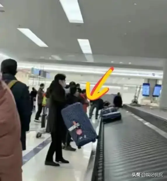 49岁李健带老婆北戴河看房，均价高达2.5w，本人个子很矮衣服包浆-李健 健身带