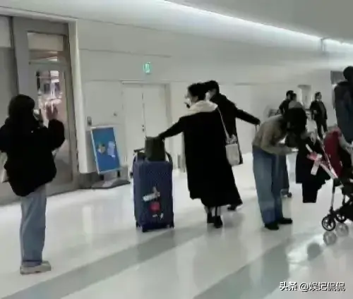 49岁李健带老婆北戴河看房，均价高达2.5w，本人个子很矮衣服包浆-李健 健身带