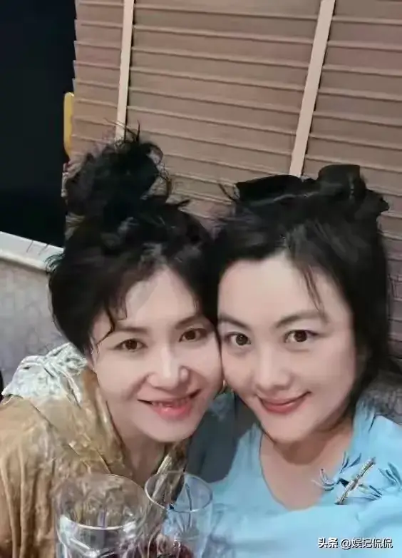 49岁李健带老婆北戴河看房，均价高达2.5w，本人个子很矮衣服包浆-李健 健身带