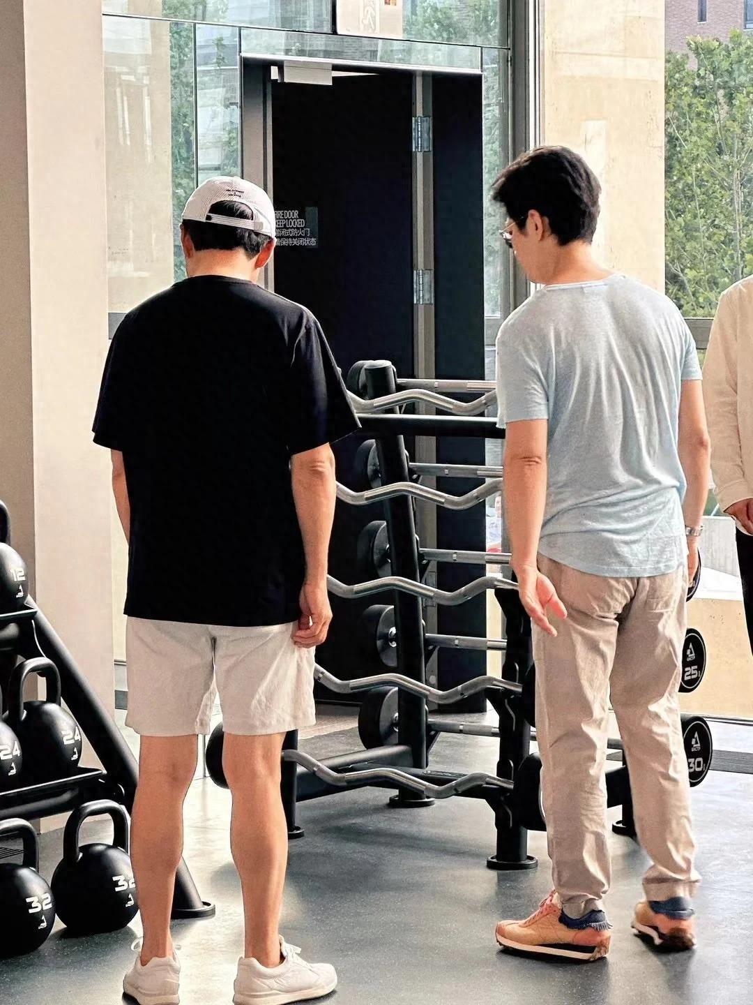 李健夫妇阿那亚看楼盘，小5岁妻子戴玉镯好优雅，眼神满是爱慕！-李健说话视频