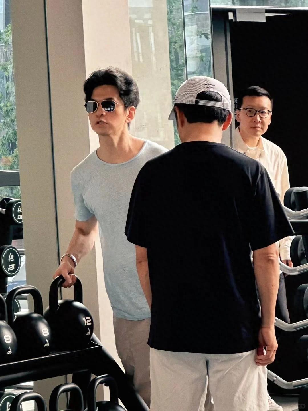 李健夫妇阿那亚看楼盘，小5岁妻子戴玉镯好优雅，眼神满是爱慕！-李健说话视频