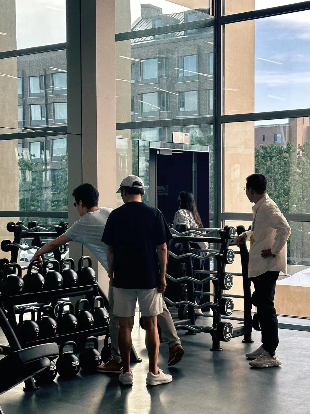 李健夫妇阿那亚看楼盘，小5岁妻子戴玉镯好优雅，眼神满是爱慕！-李健说话视频