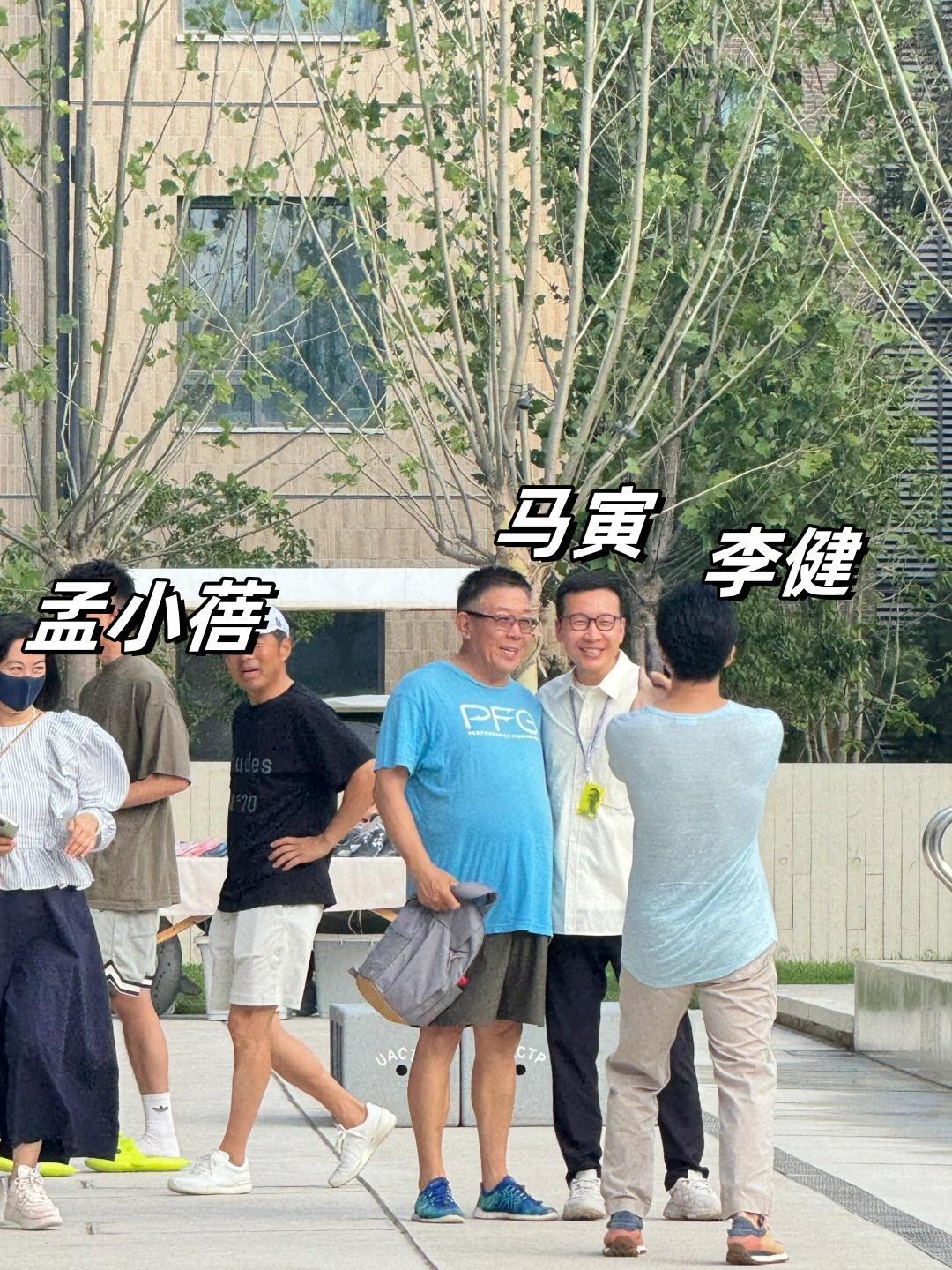 李健夫妇阿那亚看楼盘，小5岁妻子戴玉镯好优雅，眼神满是爱慕！-李健说话视频