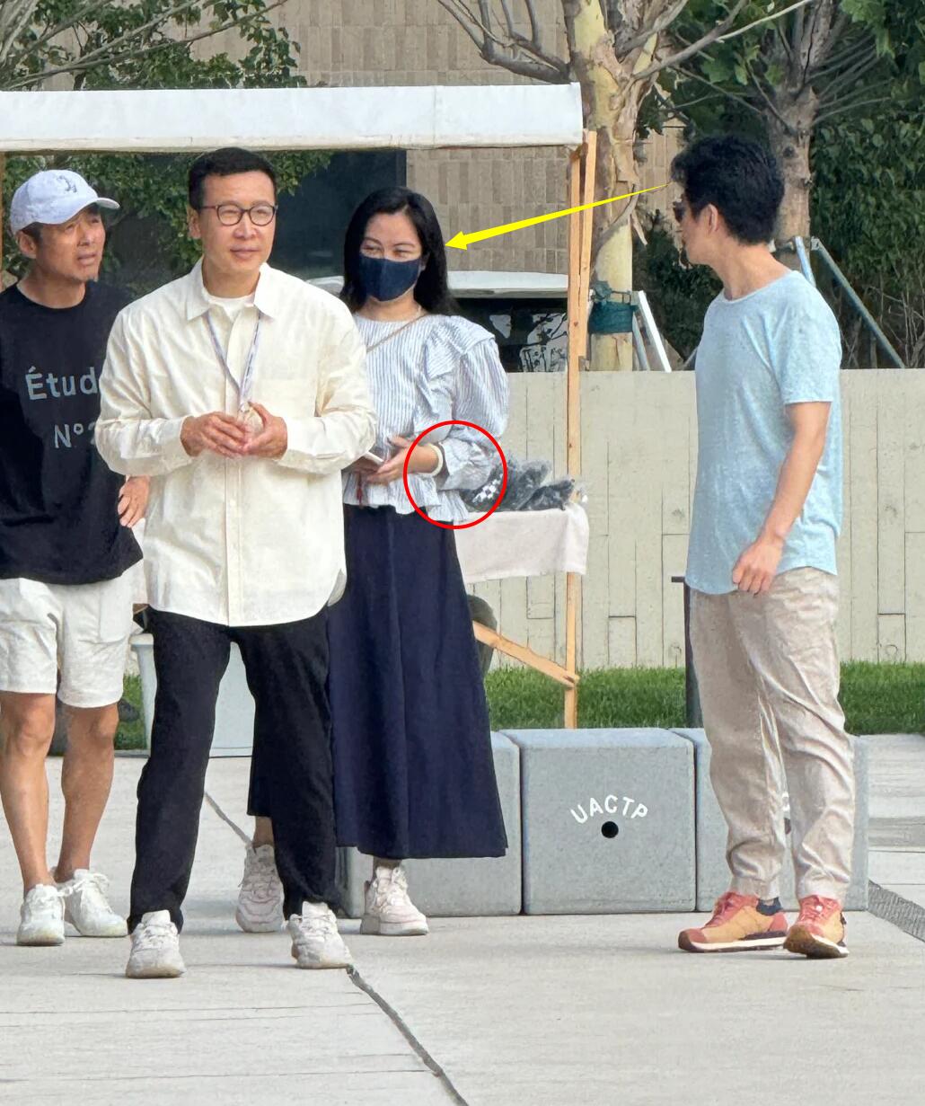 李健夫妇阿那亚看楼盘，小5岁妻子戴玉镯好优雅，眼神满是爱慕！-李健说话视频