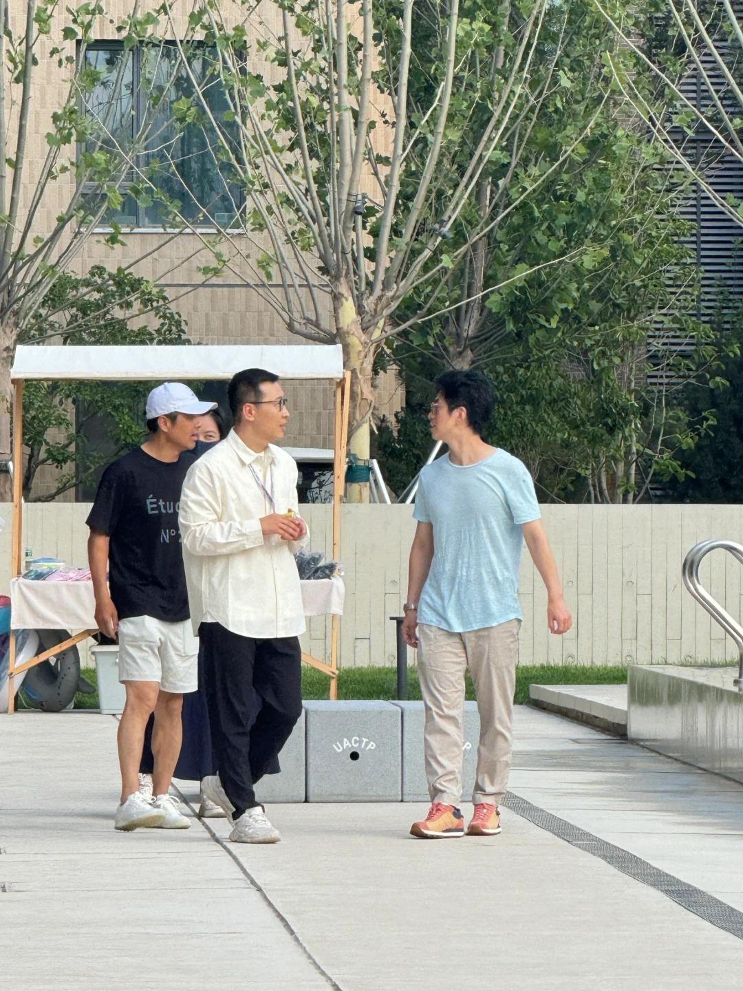 李健夫妇阿那亚看楼盘，小5岁妻子戴玉镯好优雅，眼神满是爱慕！-李健说话视频