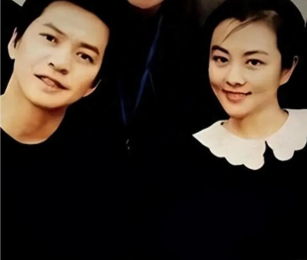 李健夫妇阿那亚看楼盘，小5岁妻子戴玉镯好优雅，眼神满是爱慕！-李健说话视频