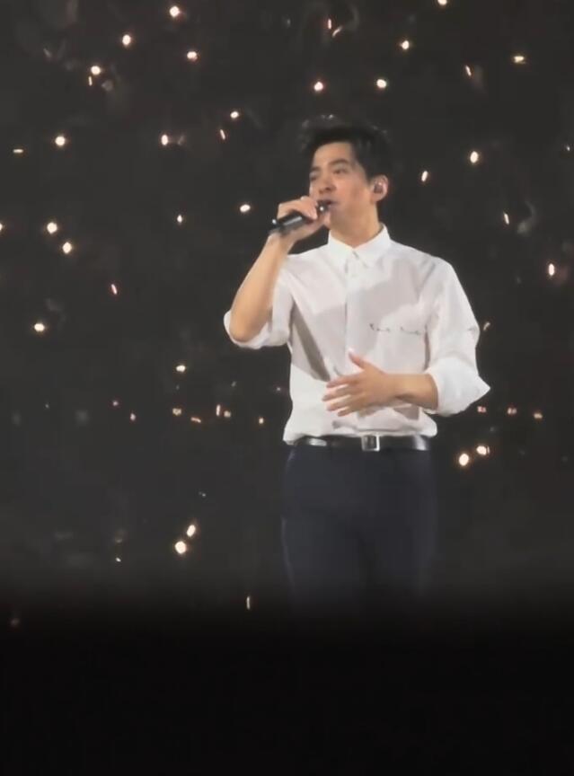 李健夫妇阿那亚看楼盘，小5岁妻子戴玉镯好优雅，眼神满是爱慕！-李健说话视频