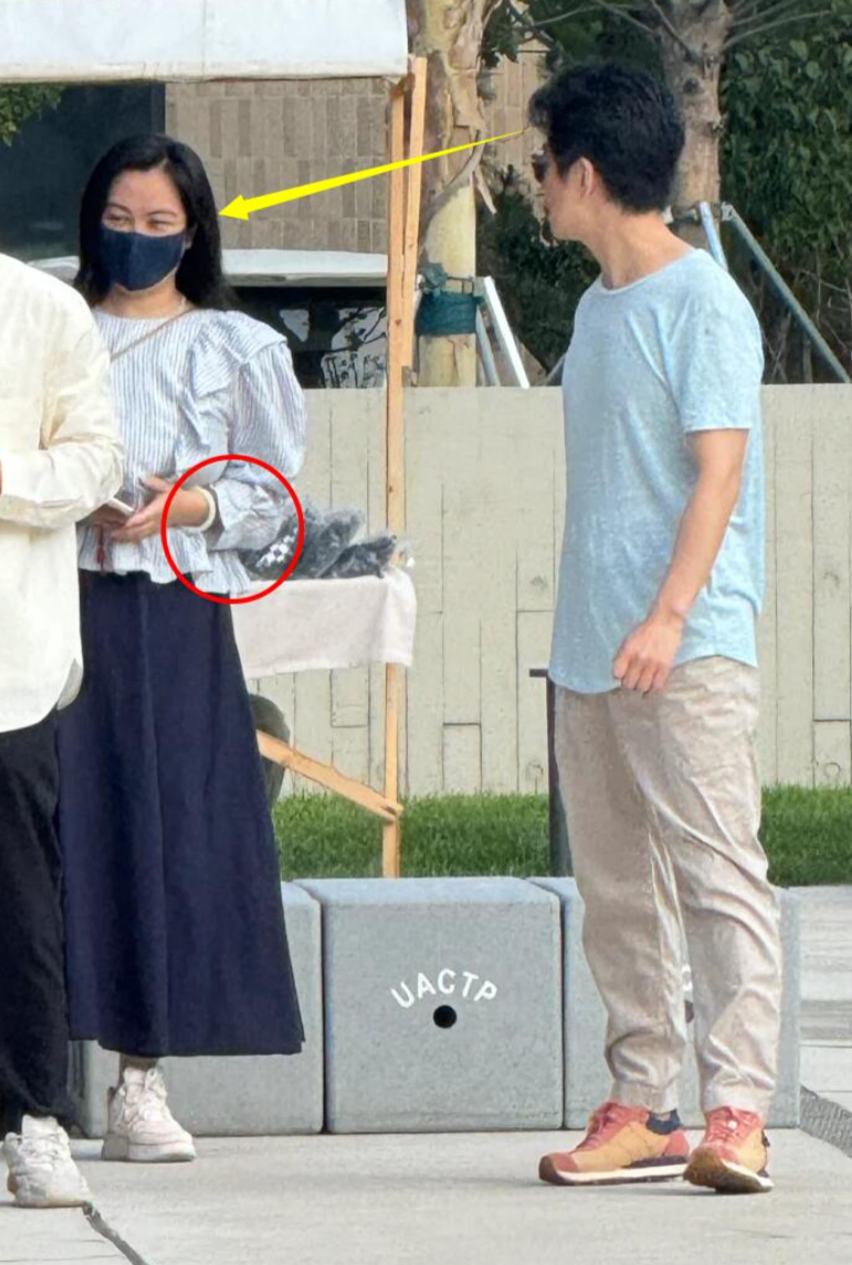 李健夫妇阿那亚看楼盘，小5岁妻子戴玉镯好优雅，眼神满是爱慕！-李健说话视频