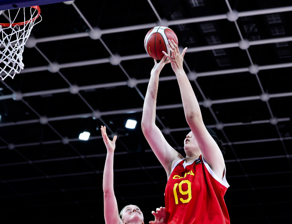 狂轰36+13！女篮17岁2米28天才爆发无解，李梦接班人2战9抢断真狠-女篮李梦简介哪里人