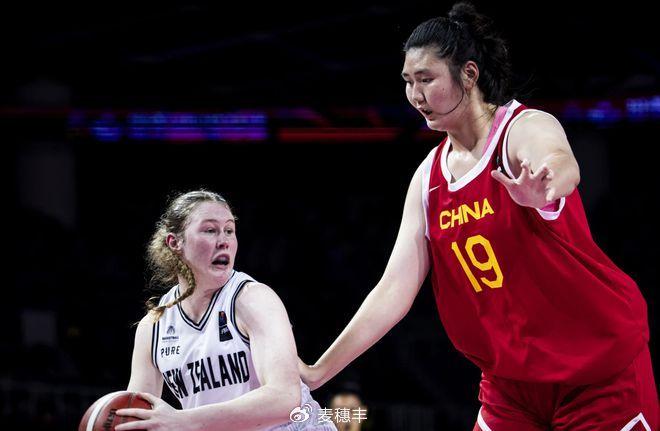 狂砍36分13篮板！张子宇一柱擎天，中国U18女篮轻取新西兰-奥预赛中国女篮vs新西兰