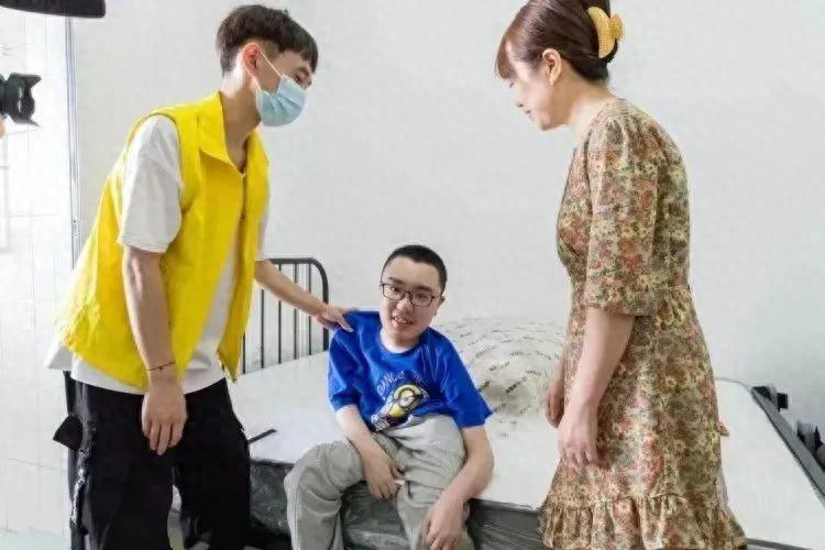 患“渐冻症”学生离世，校长毕业典礼上宣布……-患上渐冻症的医生叫什么的