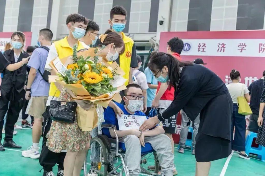 患“渐冻症”学生离世，校长毕业典礼上宣布……-患上渐冻症的医生叫什么的