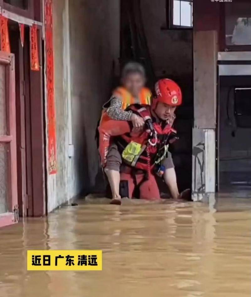 村庄被淹消防员逆行9次救出20人，向他们致敬！-消防员被山洪冲走