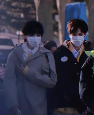 宋亚轩站电视台门口等刘耀文，怕粉丝认出戴上口罩，氛围感好强-宋亚轩被刘耀文误会