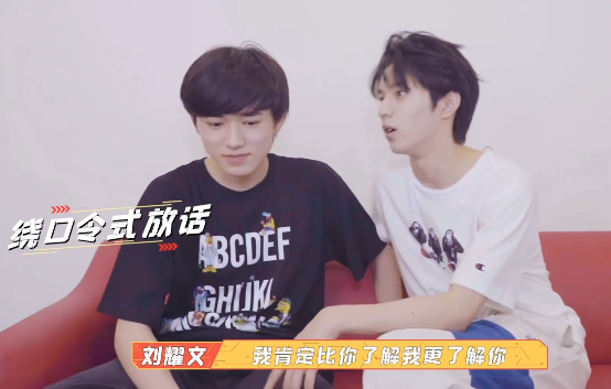 宋亚轩站电视台门口等刘耀文，怕粉丝认出戴上口罩，氛围感好强-宋亚轩被刘耀文误会