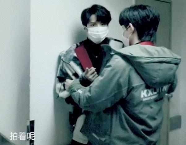 宋亚轩站电视台门口等刘耀文，怕粉丝认出戴上口罩，氛围感好强-宋亚轩被刘耀文误会