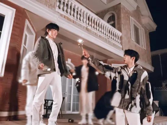 宋亚轩站电视台门口等刘耀文，怕粉丝认出戴上口罩，氛围感好强-宋亚轩被刘耀文误会