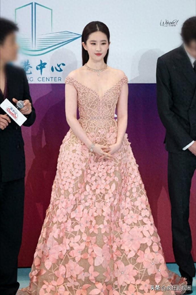 刘亦菲、唐嫣性感，闫妮微醺，姜妍烂漫，白玉兰场内场外都很惊艳-刘亦菲唐嫣同台