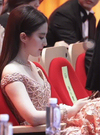 刘亦菲、唐嫣性感，闫妮微醺，姜妍烂漫，白玉兰场内场外都很惊艳-刘亦菲唐嫣同台