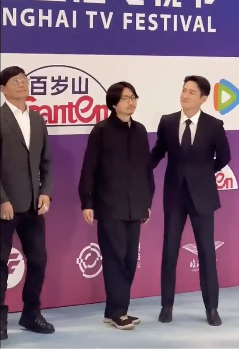 白玉兰红毯：刘亦菲珠圆玉润，万茜长发美翻了，王阳发言亮了-2021白玉兰走红毯