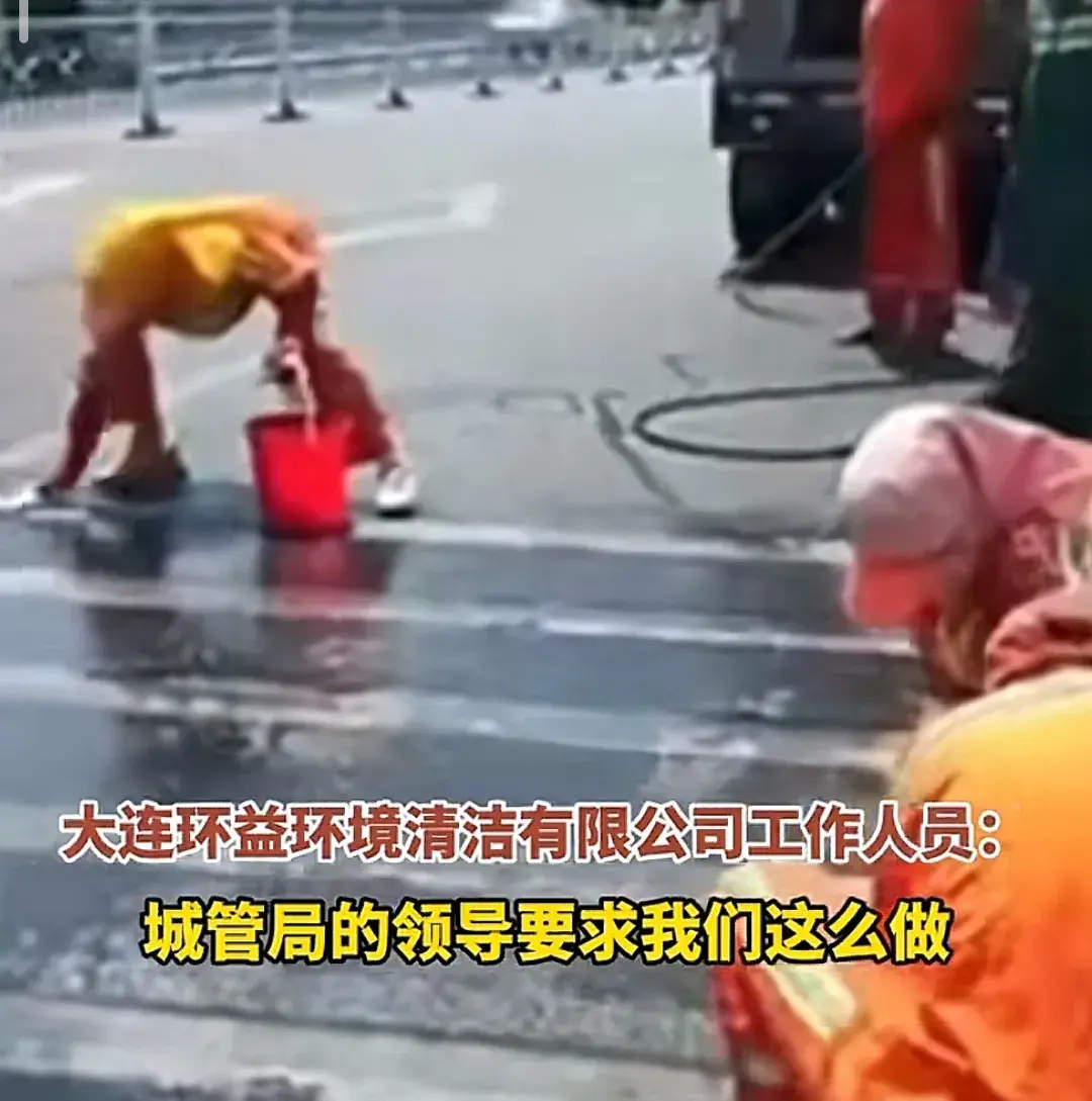 环卫工人高温下蹲地上，手擦斑马线，记者追问，三方说法各有不同-环卫工人工作中撞到人怎么处理