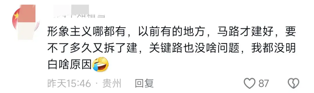环卫工人高温下蹲地上，手擦斑马线，记者追问，三方说法各有不同-环卫工人工作中撞到人怎么处理