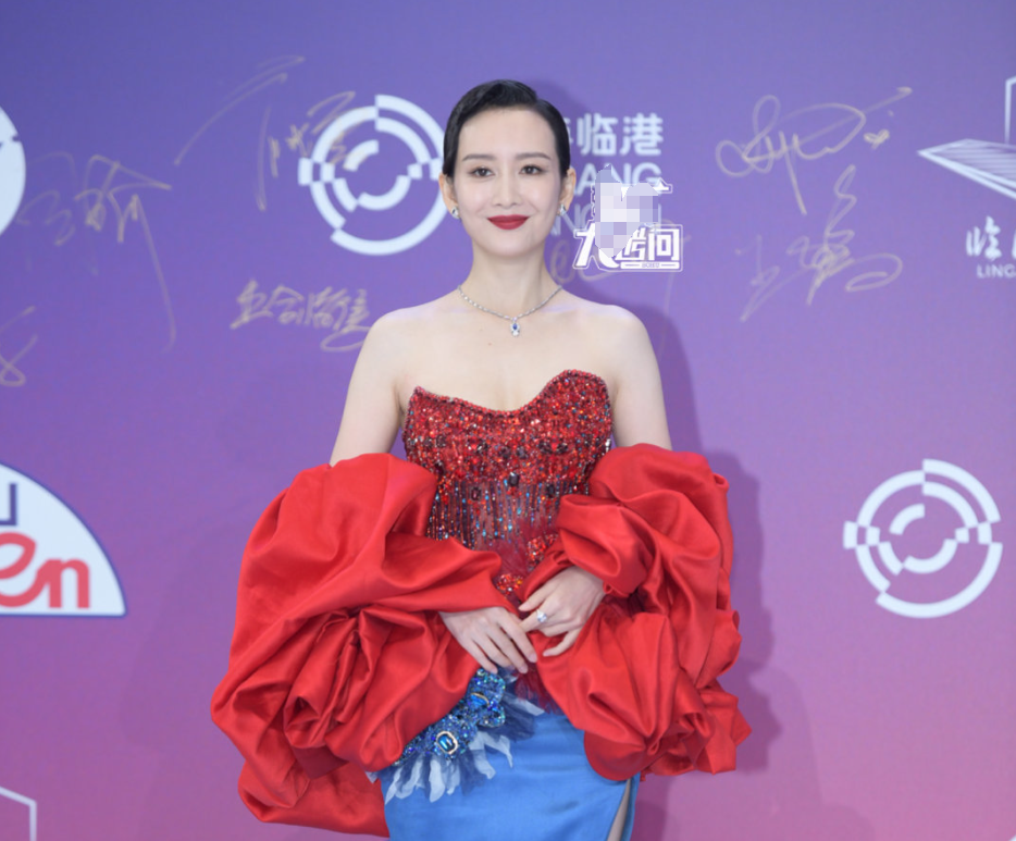 白玉兰红毯：万茜头发染绿，王鸥一脸福相，刘亦菲富态，唐嫣艳压-万茜2021