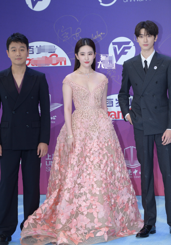 白玉兰红毯：万茜头发染绿，王鸥一脸福相，刘亦菲富态，唐嫣艳压-万茜2021