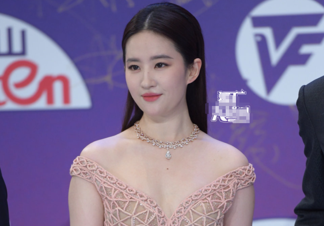 白玉兰红毯：万茜头发染绿，王鸥一脸福相，刘亦菲富态，唐嫣艳压-万茜2021