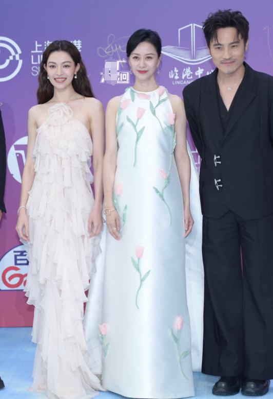 白玉兰红毯：万茜头发染绿，王鸥一脸福相，刘亦菲富态，唐嫣艳压-万茜2021