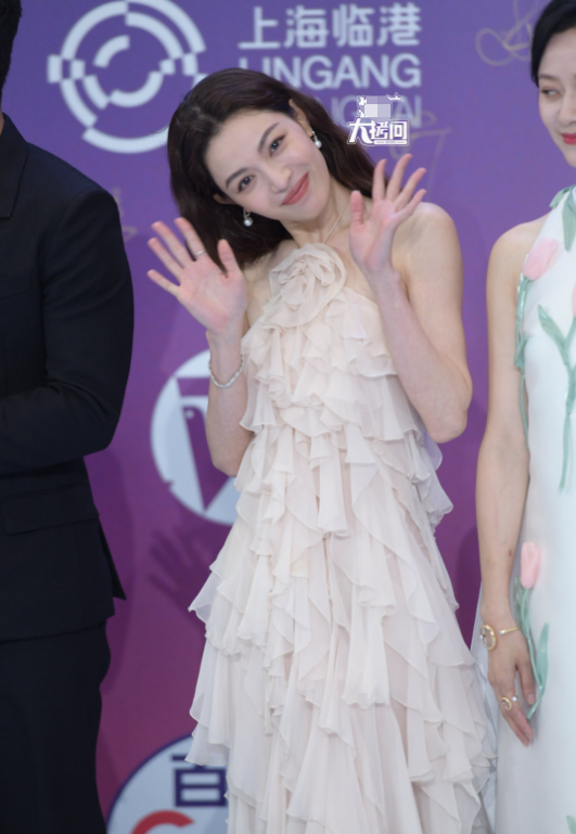 白玉兰红毯：万茜头发染绿，王鸥一脸福相，刘亦菲富态，唐嫣艳压-万茜2021