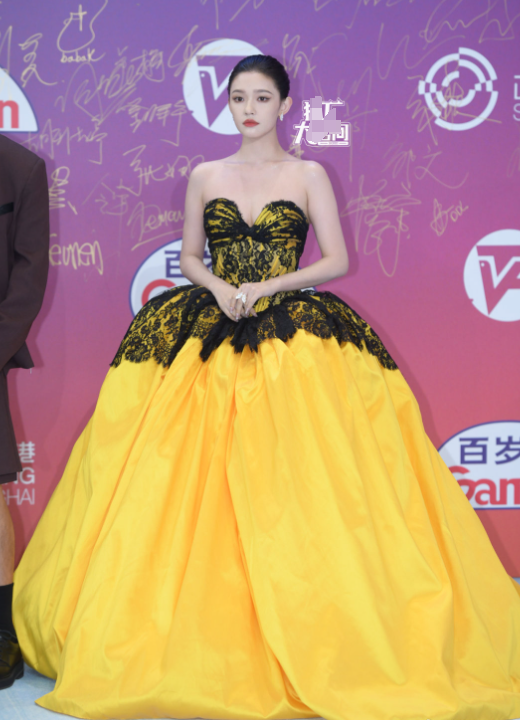 白玉兰红毯：万茜头发染绿，王鸥一脸福相，刘亦菲富态，唐嫣艳压-万茜2021