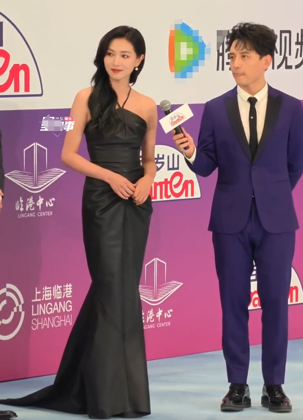 白玉兰红毯：万茜头发染绿，王鸥一脸福相，刘亦菲富态，唐嫣艳压-万茜2021