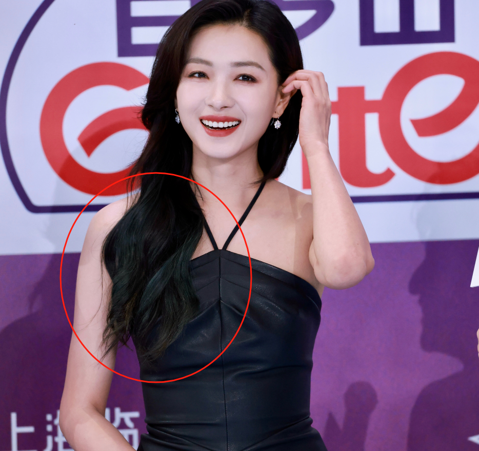 白玉兰红毯：万茜头发染绿，王鸥一脸福相，刘亦菲富态，唐嫣艳压-万茜2021