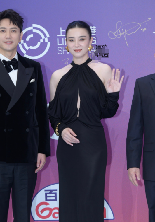 白玉兰红毯：万茜头发染绿，王鸥一脸福相，刘亦菲富态，唐嫣艳压-万茜2021