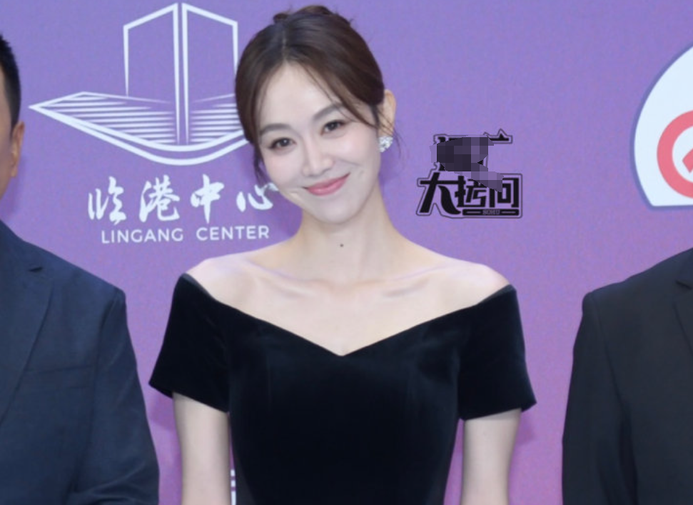 白玉兰红毯：万茜头发染绿，王鸥一脸福相，刘亦菲富态，唐嫣艳压-万茜2021