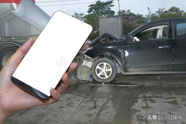 疯狂一幕！驾车撞人后竟持刀追砍！-驾车撞人视频