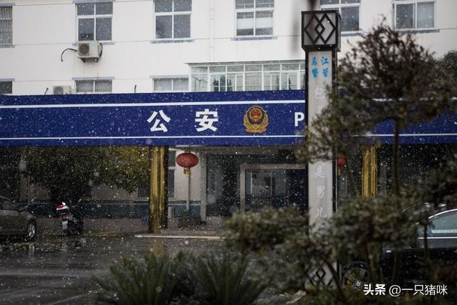 疯狂一幕！驾车撞人后竟持刀追砍！-驾车撞人视频