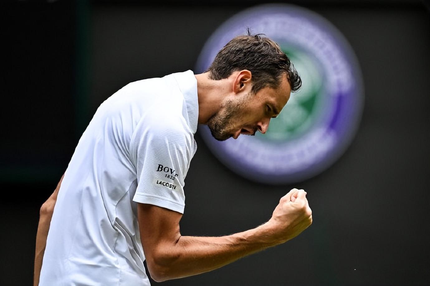 温网战报！阿卡横扫晋级，辛纳小遇挑战，蒂亚福逆转，四蛋创纪录-2021年温网战报