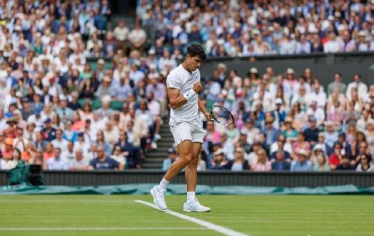 温网战报！阿卡横扫晋级，辛纳小遇挑战，蒂亚福逆转，四蛋创纪录-2021年温网战报