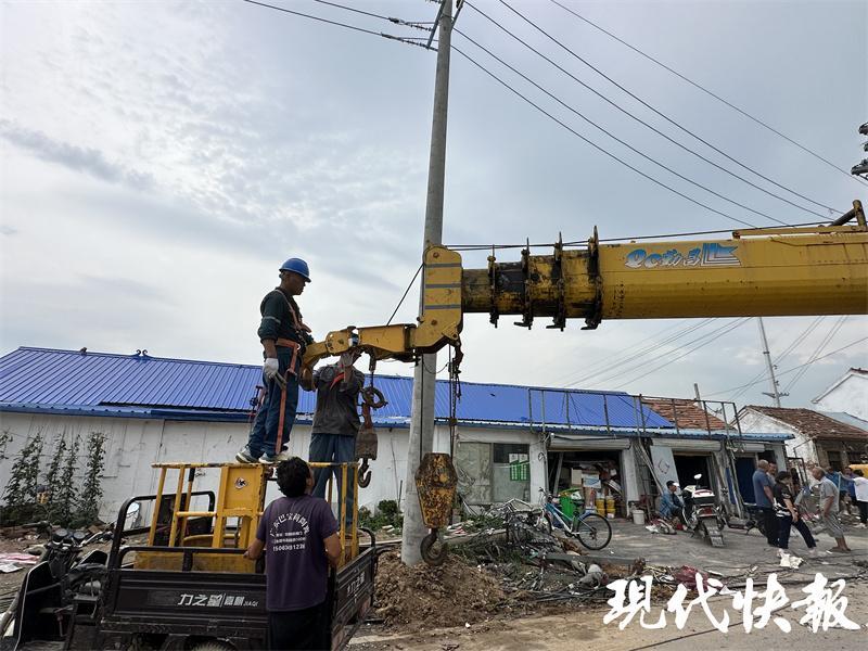 菏泽龙卷风灾后直击：供电线路率先抢通，一男孩受伤仍昏迷-菏泽大风蓝色预警
