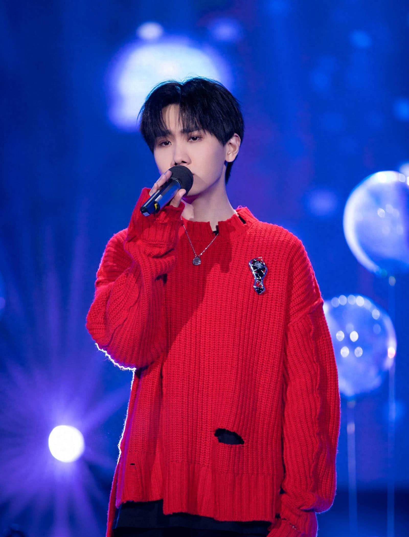 歌手舞台再掀波澜，袭榜候选人名单揭晓，你心中的冠军是谁？-歌手从舞台上跳下来