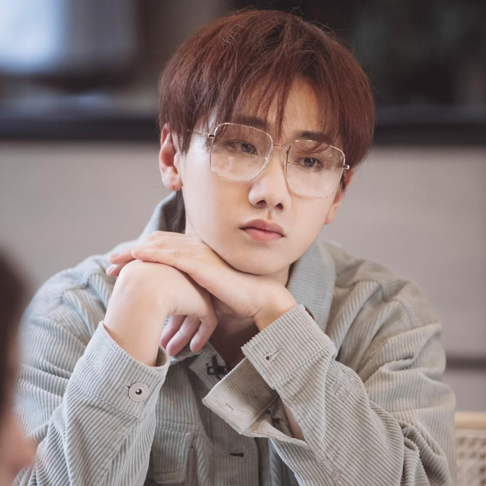 歌手舞台再掀波澜，袭榜候选人名单揭晓，你心中的冠军是谁？-歌手从舞台上跳下来