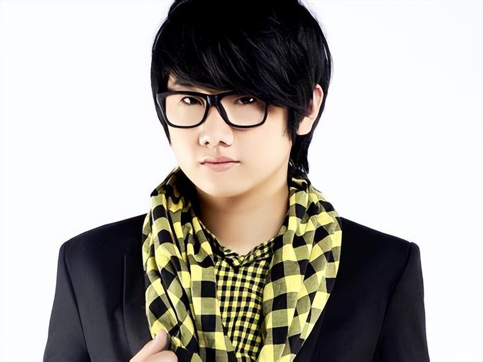 歌手舞台再掀波澜，袭榜候选人名单揭晓，你心中的冠军是谁？-歌手从舞台上跳下来