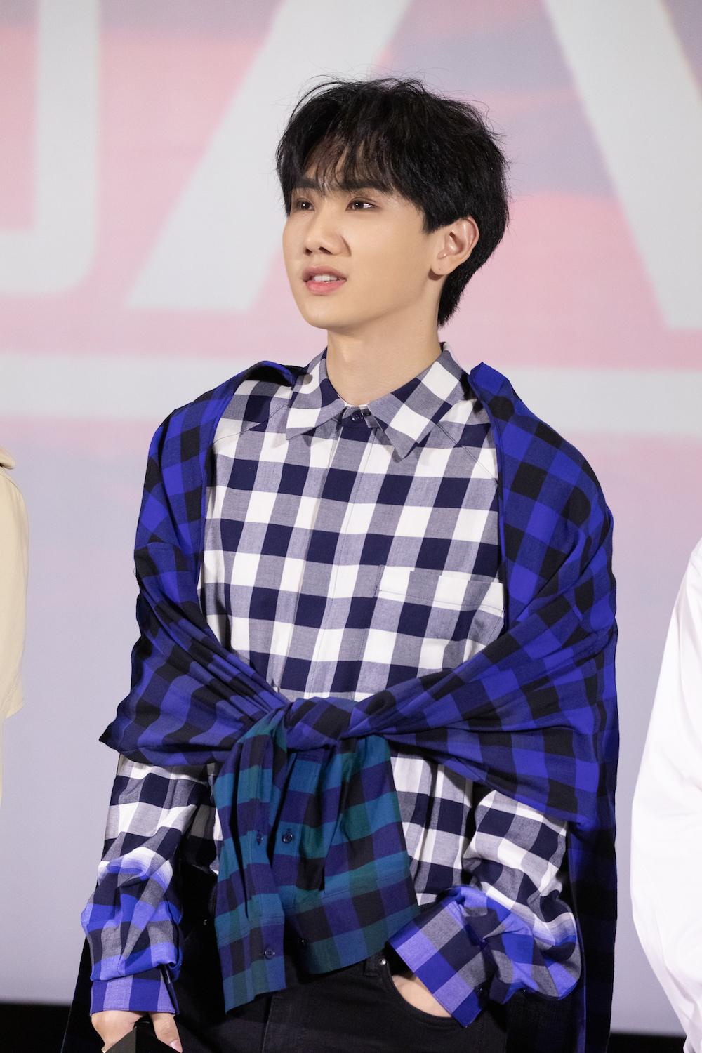 歌手舞台再掀波澜，袭榜候选人名单揭晓，你心中的冠军是谁？-歌手从舞台上跳下来