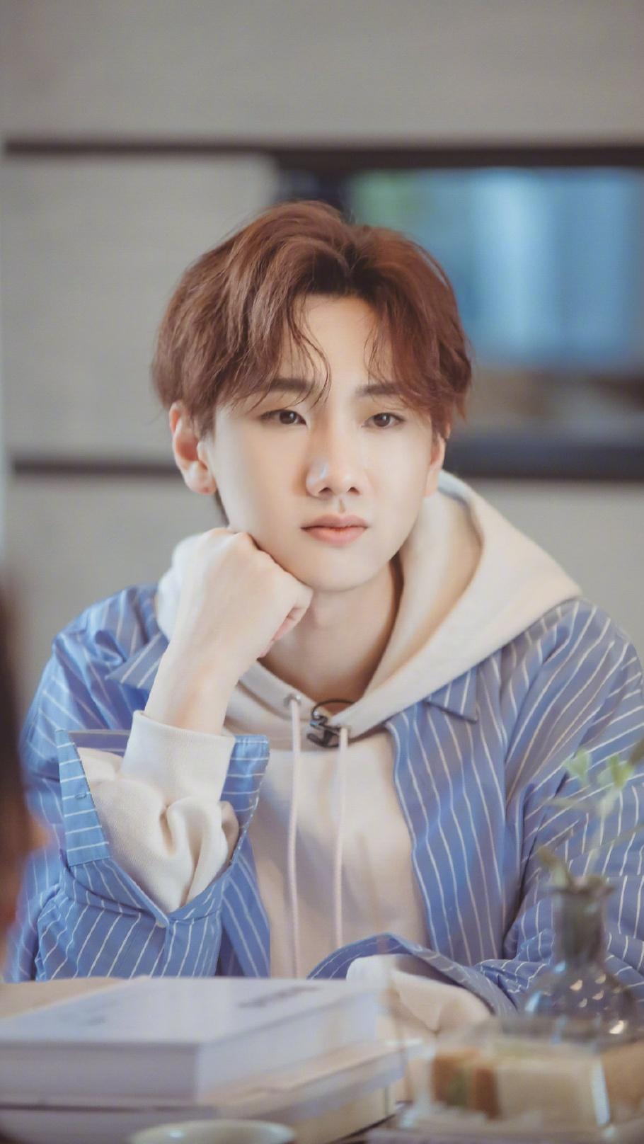 歌手舞台再掀波澜，袭榜候选人名单揭晓，你心中的冠军是谁？-歌手从舞台上跳下来