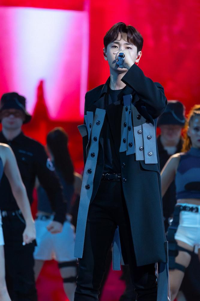 歌手舞台再掀波澜，袭榜候选人名单揭晓，你心中的冠军是谁？-歌手从舞台上跳下来